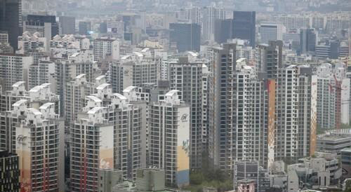 반포우성아파트와 대치 구마을 2지구도 후분양 계획을 접고 3.3㎡당 평균 4000만원 후반대에 선분양한다. 사진은 강남 아파트 전경<연합뉴스>